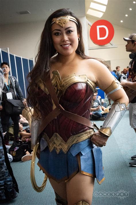 Best Dc Best Cosplay From Comic Con Wonder Woman Batman Robin More Gamespot