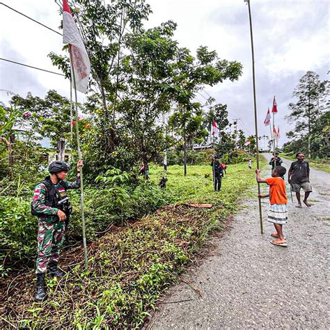 Satgas Yonif 122 TS Komsos Dan Ajak Warga Kibarkan Bendera Merah Putih