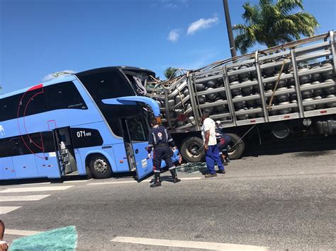 Acidente envolvendo ônibus da Guanabara caminhão e Hilux deixa dois