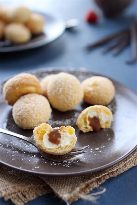 Choux au craquelin crème légère à la vanille et coeur caramel coulant