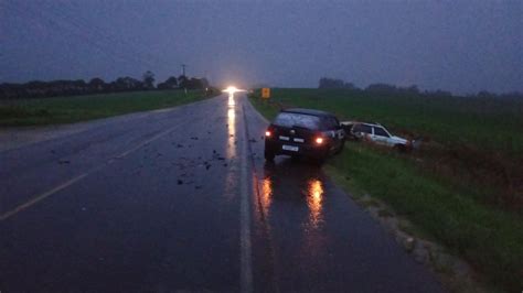 Condutora de veículo para sem alerta em rodovia e provoca acidente na