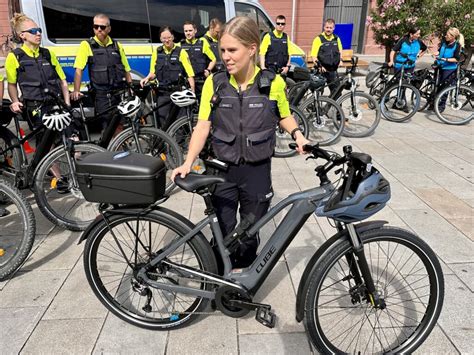 Neue Fahrradstaffel Karlsruher Polizei Geht Jetzt Mit Dem Rad Auf