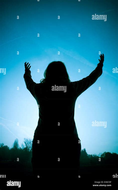 Offene Arme Silhouette Fotos Und Bildmaterial In Hoher Aufl Sung Alamy