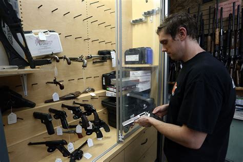 Nueva York prohíbe venta de armas semiautomáticas a menores de 21 años