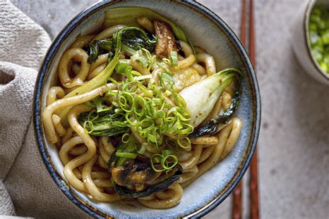 Yaki Udon Un Plat Japonais De Nouilles Saut Es Hachette Fr