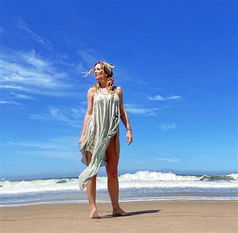 Andrea Legarreta sorprende en bikini negro disfrutando de la playa Publimetro México