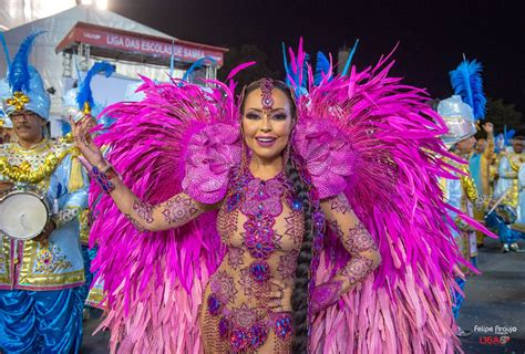 SP Ana Beatriz Godói segue como Rainha de Bateria na Rosas de Ouro