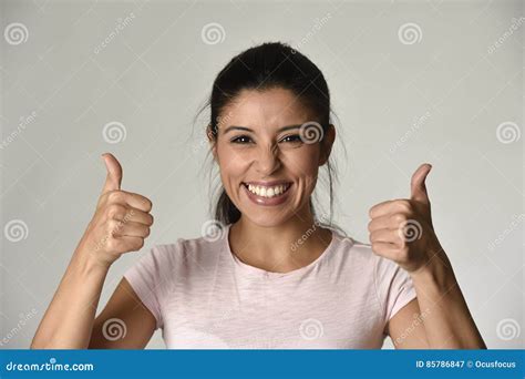 Ritratto Di Giovane Bella E Donna Latina Felice Con Il Grande Sorriso A Trentadue Denti Eccitato