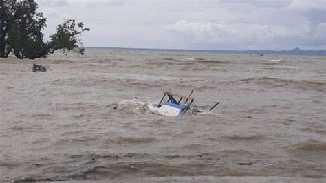 Gelombang Tinggi 4 Meter Tenggelamkan 4 Kapal Nelayan Di Kupang