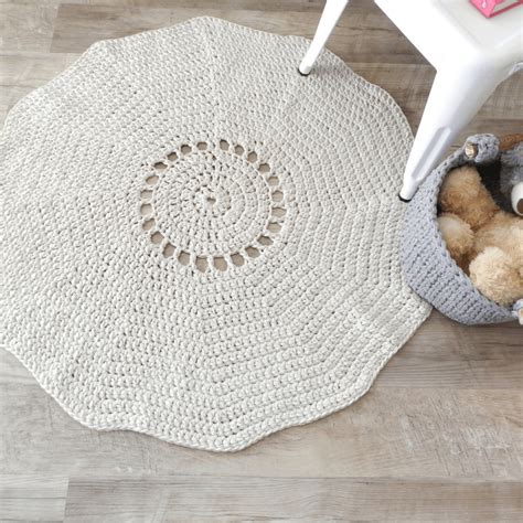 A Simple Crochet Rug Pattern That Uses The Best Yarn For Rugs Crochet Rug Patterns Easy