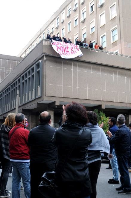 Tensione all Università protestano gli addetti alle pulizie la Repubblica