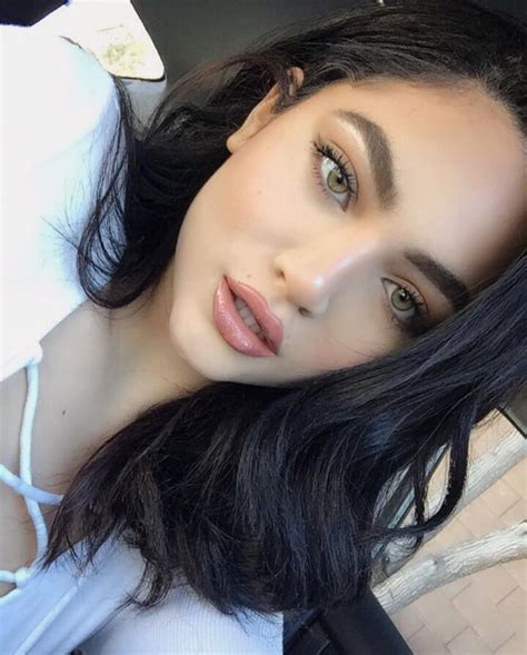 Maryori Fúnez IG baddie model Green eyes Simple makeup Black hair