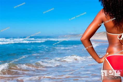 Attraktive Frau Im Bikini Am Strand Stock Photo Picture And Low