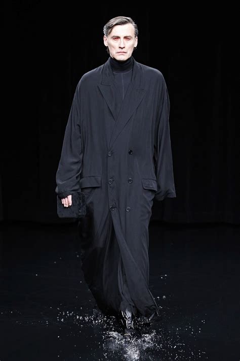 Balenciaga Fashion Collection Ready To Wear Fall Winter 2020 presented ...
