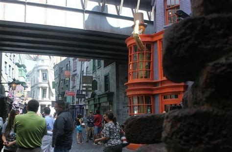 Diagon Alley Tour Part 1: London Waterfront, Diagon Alley Entrance, Weasleys’ Wizard Wheezes – /Film