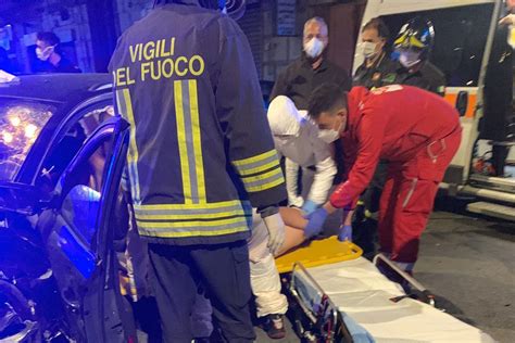 Napoli Poliziotto Muore In Scontro Con Auto Rapinatori