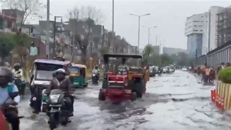 Delhi Rains दिल्ली नोएडा में बारिश से सड़कों पर भरा पानी कई इलाकों