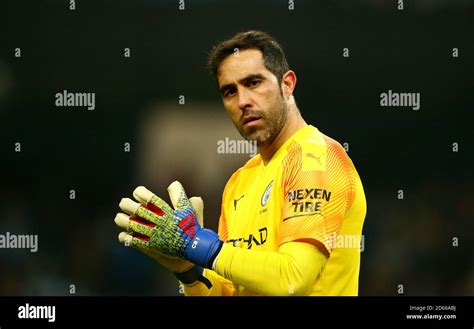 Manchester City Goalkeeper Claudio Bravo Stock Photo Alamy