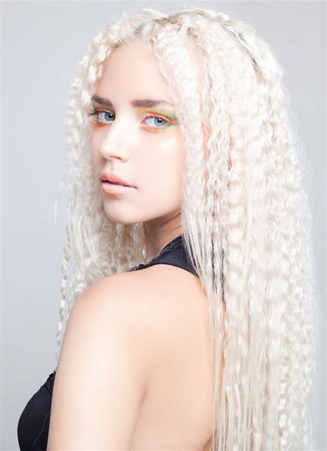 25 Beautiful Platinum Blonde Highlights To Try In 2024