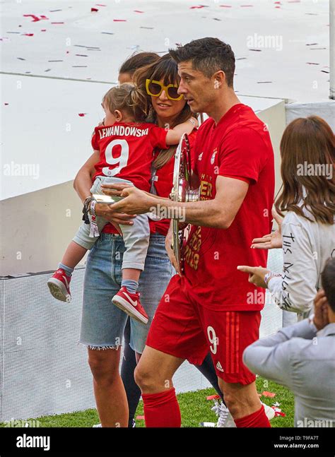 Robert Lewandowski And Wife Anna Lewandowski Hi Res Stock Photography