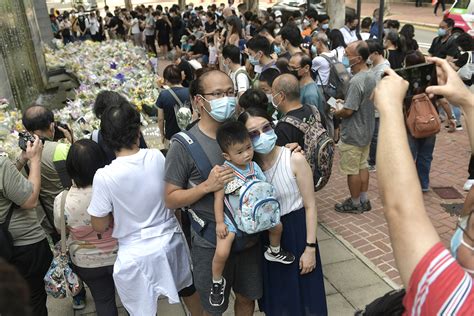 英女王駕崩｜英國駐港總領事館設弔唁冊 千計市民排隊3小時悼念 1552 20220912 港聞 即時新聞 明報新聞網