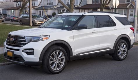 Image 2020 Ford Explorer Xlt In Oxford White Front Left
