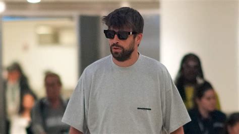 Piqué llega a Miami con aspecto desaliñado para ver a sus hijos sin