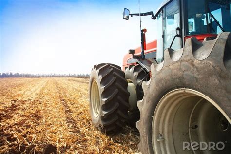 Poster Traktor auf dem Feld von hinten nach Maß myredro de