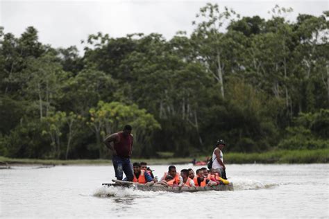 Miles de venezolanos varados en la selva de Panamá