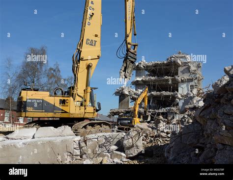 Excavadora Montada Demolicion De Concreto Fotograf As E Im Genes De