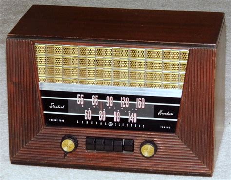 Vintage General Electric Wood Table Radio With Push Buttons Model 321