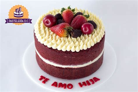 Torta Desnuda De Red Velvet Con Frutos Rojos Perfecta Para Un Antojo