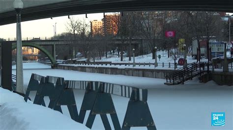 Canada la plus grande patinoire du monde reste fermée faute de glace