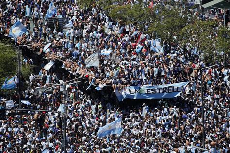 Seleção argentina comemora pelas ruas de Buenos Aires