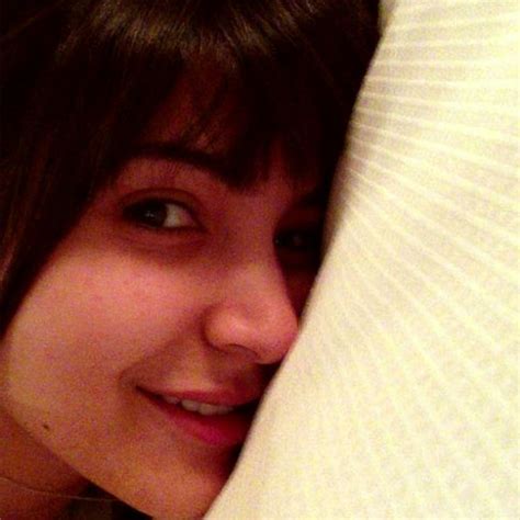 15 Best Anushka Sharma Without Makeup Photos | Styles At Life