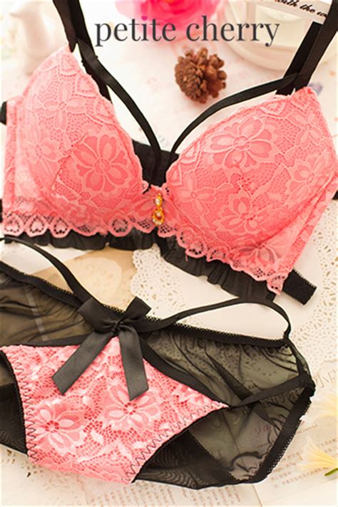 Set De Sujetador De Encaje Rosa Y Negro Y Bragas Chicas Desnudas Y