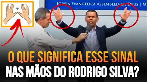 O que significa esse sinal que o Dr Rodrigo Silva fez as mãos