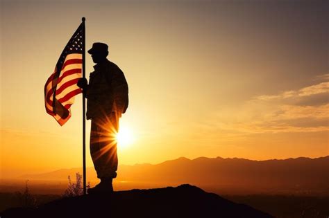 Silueta De Soldado Saludando Frente A Una Bandera Americana Foto Premium