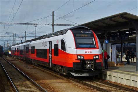 Im Bahnhof von Budejovice Budweis steht Öbb Triebzug Siemens Desiro