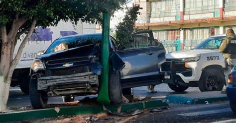 Veloz Camioneta Se Estrella Contra Poste De Alumbrado