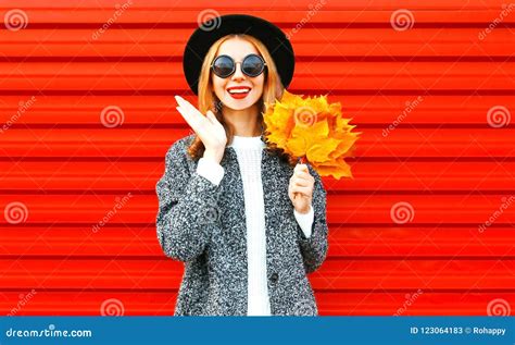 Mujer Alegre Feliz Con Las Hojas De Arce Amarillas En Rojo Imagen De