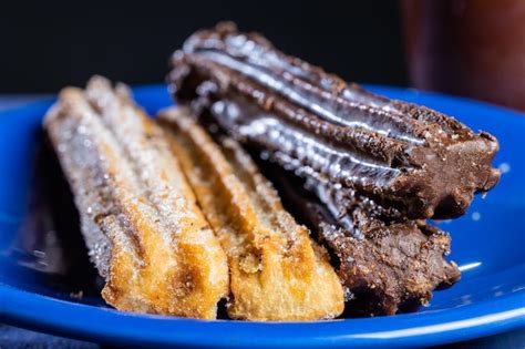 Churros Argentinos Tradicionales Con Chocolate En Plato Azul Foto Premium