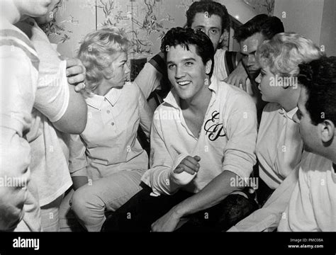 Elvis Presley Fans 1950s Hi Res Stock Photography And Images Alamy