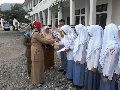 Dokumentasi Pemasangan Slayer Anggota Pmr Sma Negeri Labuhanhaji