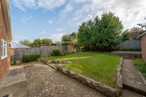 Windmill Avenue Wokingham Berkshire Rg41 3 Bedroom Detached Bungalow