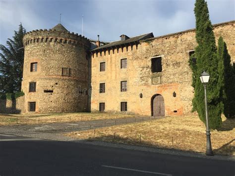 Cattedrale Antica E Strabiliante Dal Lato Di Una Strada Sulla Traccia