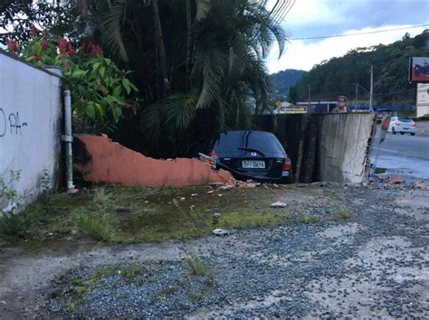 Carro Desgovernado Invade Terreno E Bate Em Muro Na Rua De Setembro