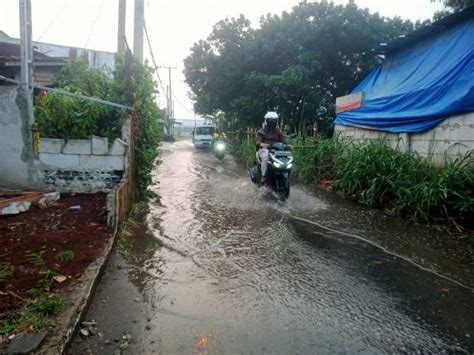 Rusak Dan Jalan Tergenang Air Usai Hujan Lengkap Deh Derita Pengguna