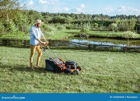 Homem Cortador De Grama No Quintal Foto De Stock Imagem De Lago