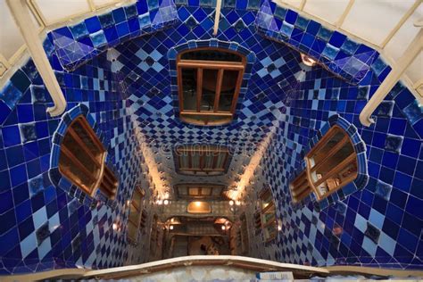 De Dalende Blauwe Betegelde Wenteltrap Van Casa Batllo Redactionele